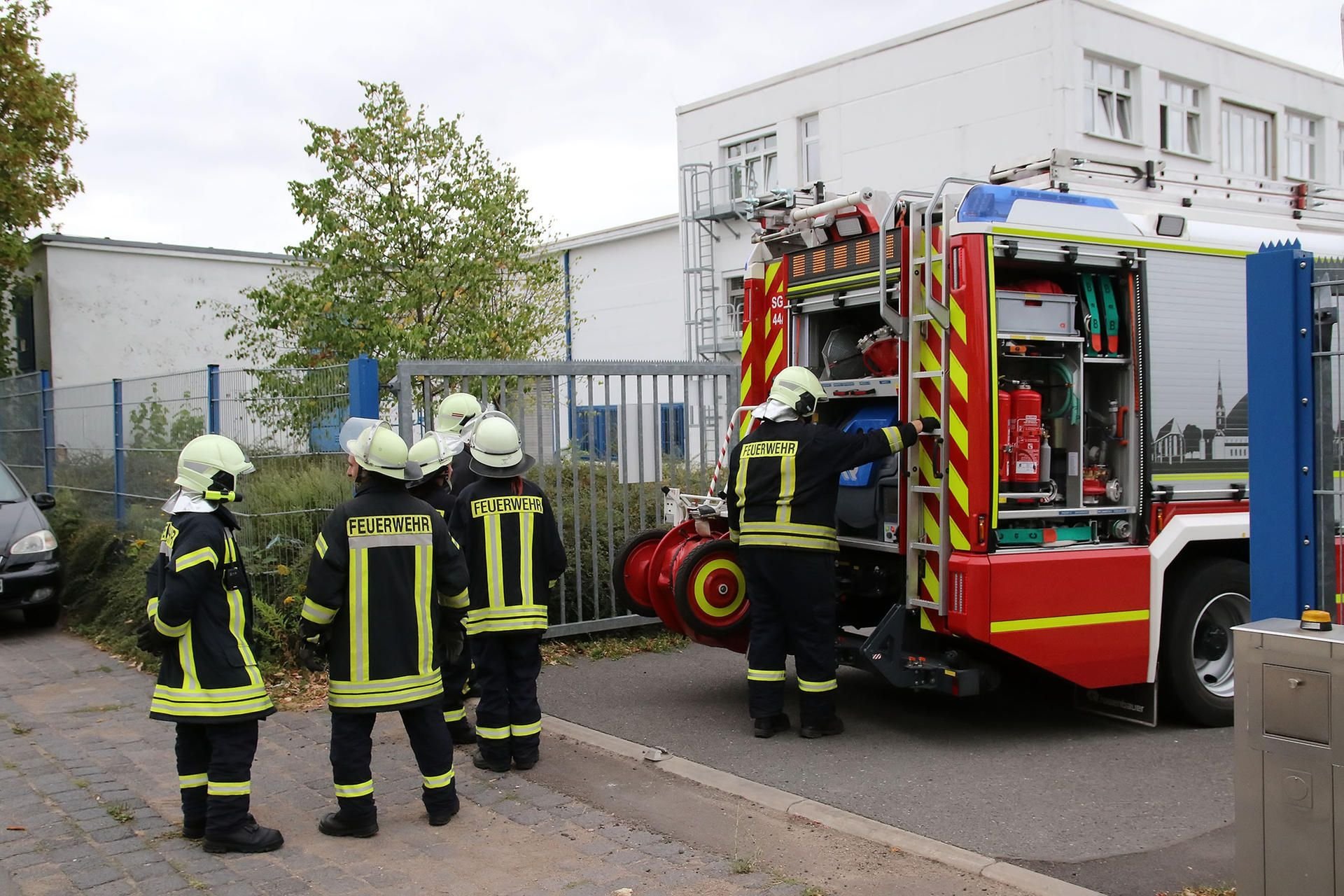 Zwei durchgeschmorte Kabel haben am Montagnachmittag in Sangerhausen für einen Großeinsatz der Feuerwehren gesorgt.