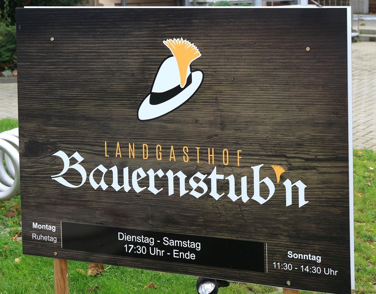 Noch steht das Schild vor dem Landgasthof Bauernstub'n in Dahlenwarsleben: Christopher Franz will sein Restaurant aufgeben.