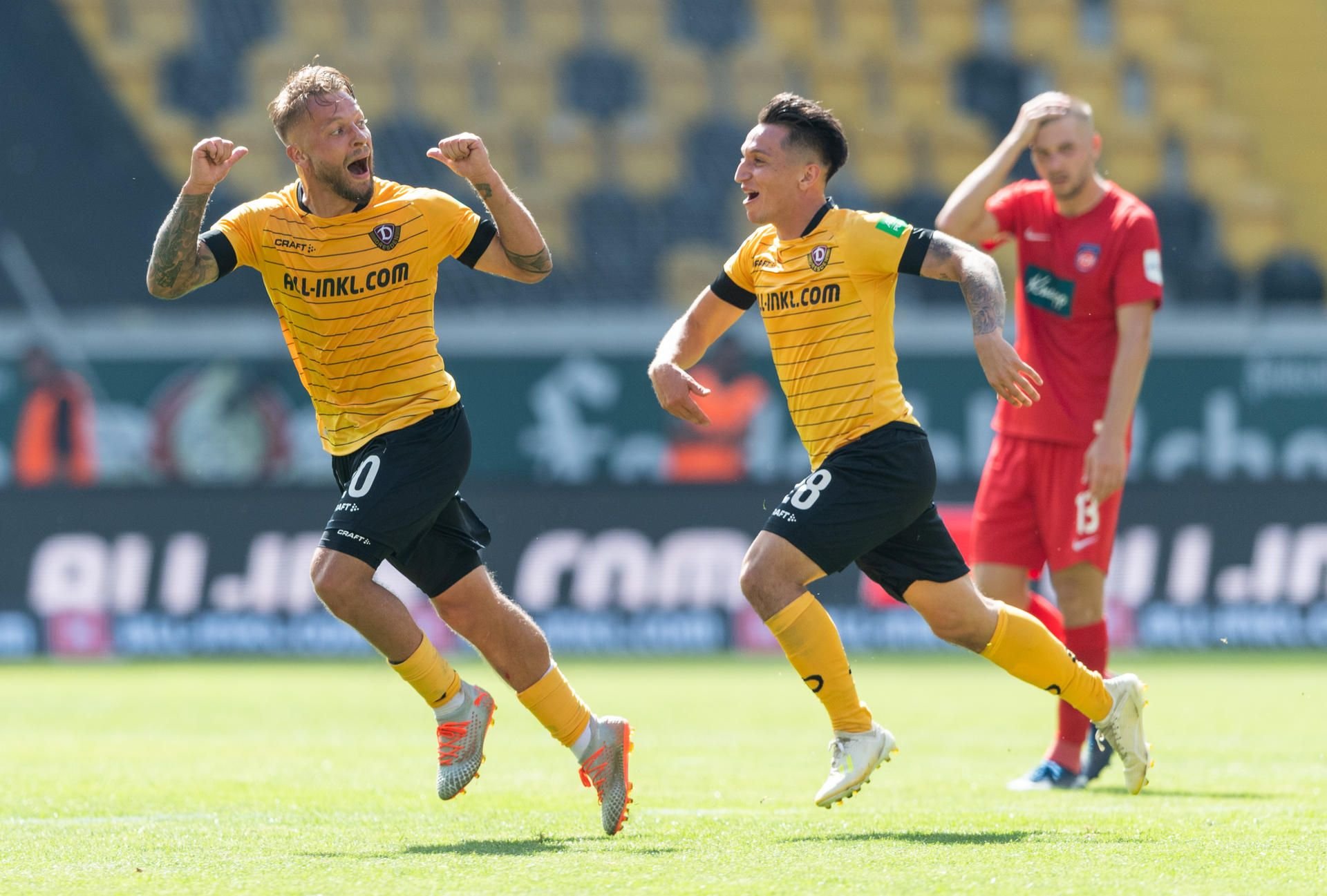 Dresdens Patrick Ebert (l) jubelt nach seinem Tor zum 1:0 mit Baris Atik.