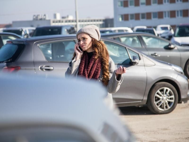 Leere Parklücke: Wenn das Auto gestohlen wurde, müssen Betroffene das umgehend der Polizei und ihrer Versicherung melden. Foto: dpa-tmn