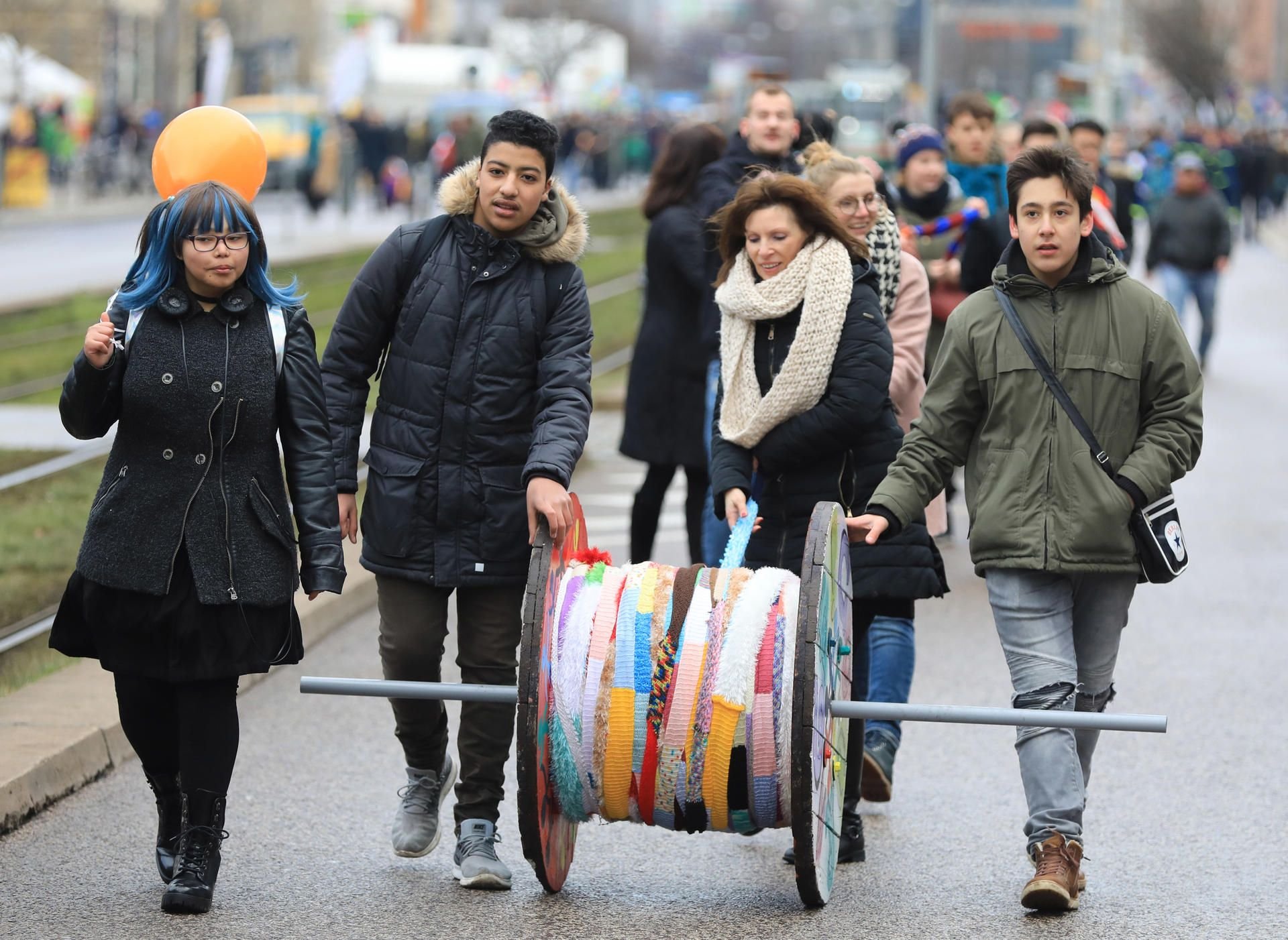 Jugendliche rollen während der 10. "Meile der Demokratie" in Magdeburg (Sachsen-Anhalt) einen 800 Meter langen bunten Schal auf dem Breiten Weg aus und wollen damit ein Zeichen für Toleranz und gegen Rassismus setzen.