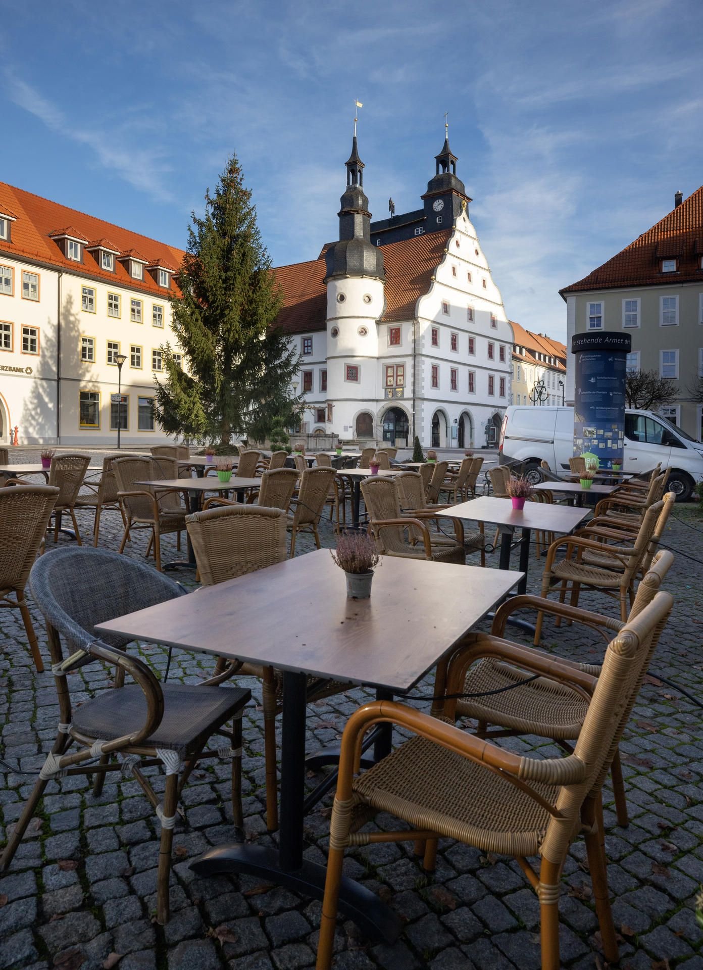 Hildburghausen: Leere Stühle stehen vor einem Cafe vor dem Rathaus. Das Infektionsgeschehen in der Corona-Pandemie hat im Landkreis Hildburghausen einen bundesweiten Höchststand erreicht.