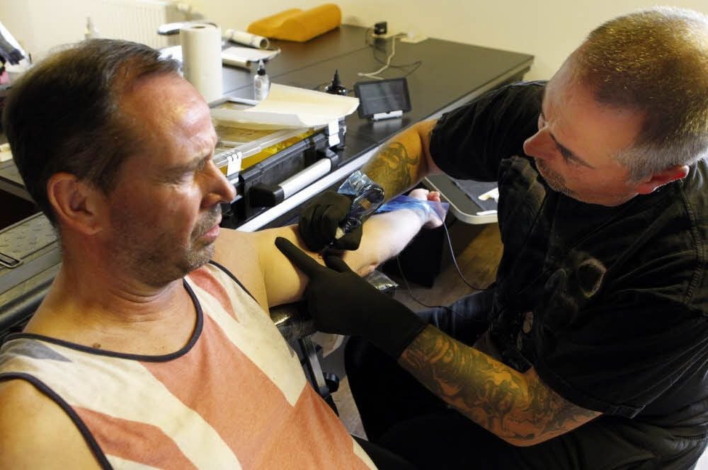 Sanderslebens Ortsbürgermeister Harald Detto ließ sich sein erstes Tattoo stechen.