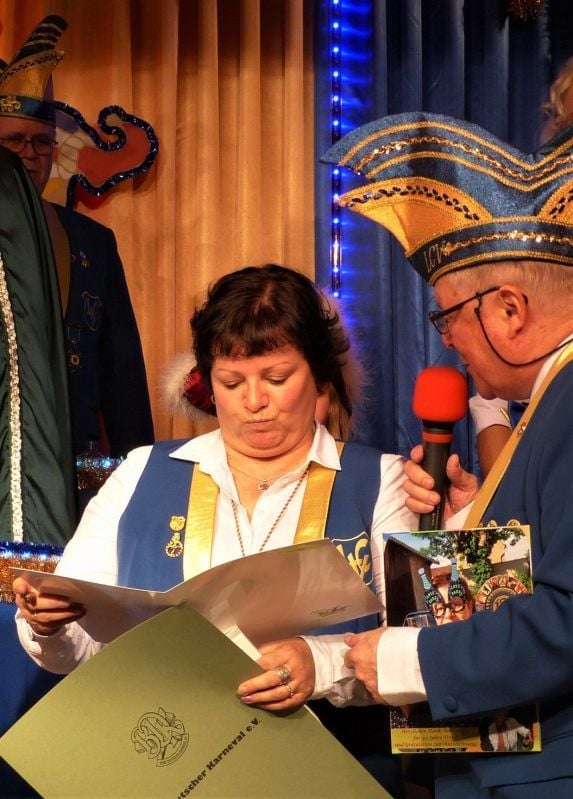 Ebenfalls seit 40 Jahren dabei ist teffi Köppel. Ihr gratuliert - mit einer seiner letzten Amtshandlungen als „Protokoller“ - Wilhelm Ebbinghaus.