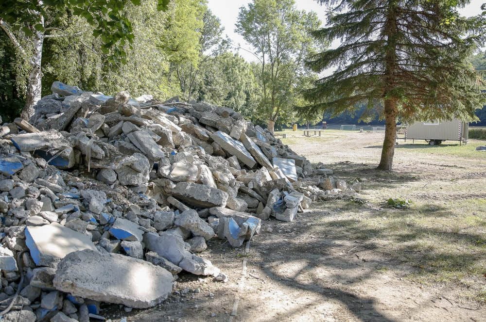 Wo sich sonst Badelustige tummeln, liegen jetzt Betonberge.