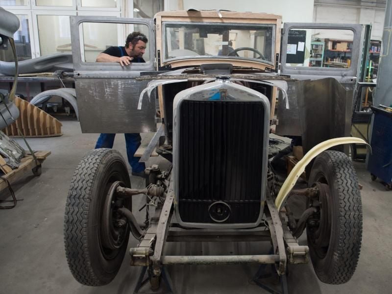 Die Oldtimer-Profis wissen, wie man einen alten Horch originalgetreu aufarbeitet. Foto: Sebastian Kahnert