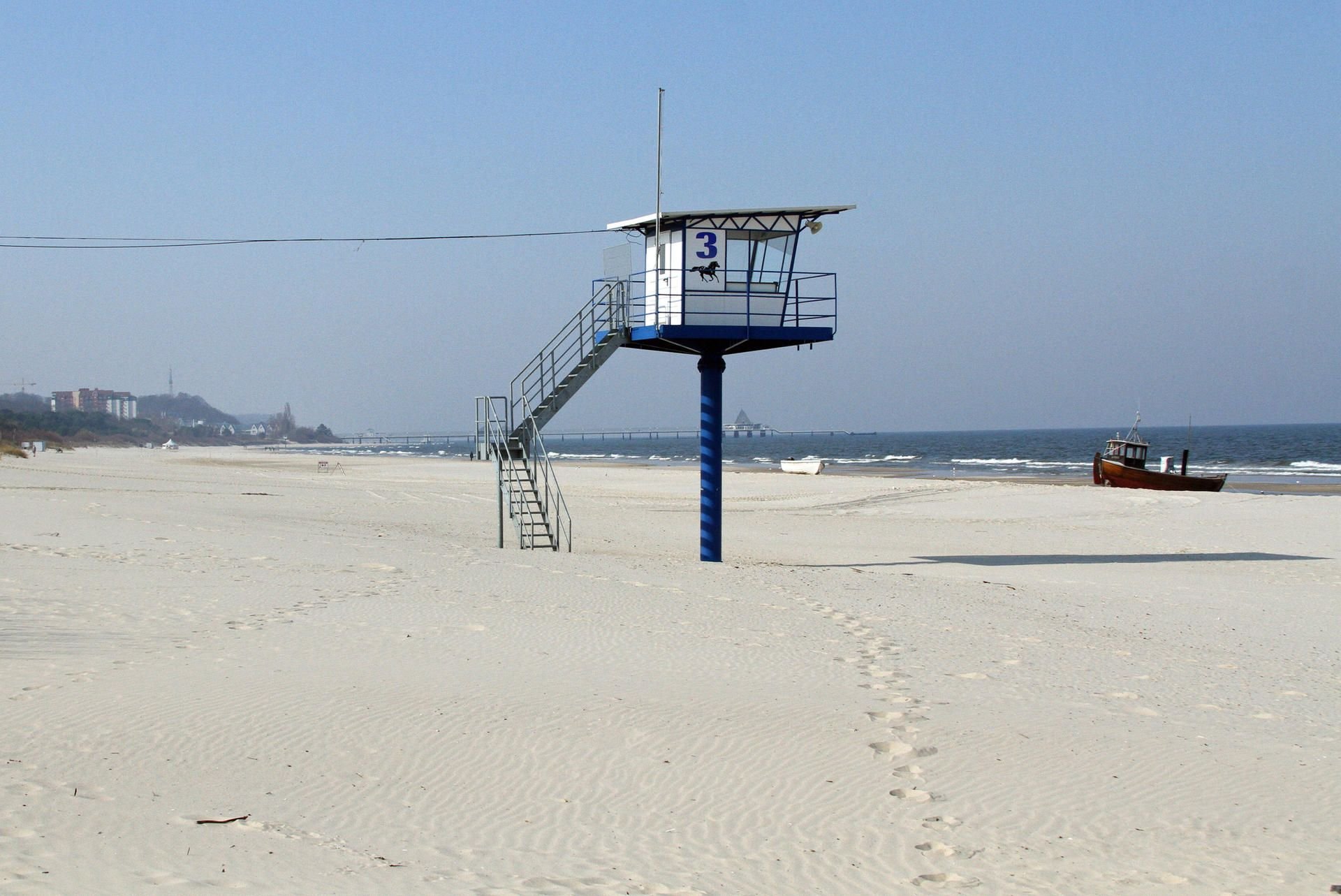 Leerer Strand in Ahlbeck (Usedom): An Nord- und Ostsee sind weiterhin keine Touristen erlaubt.