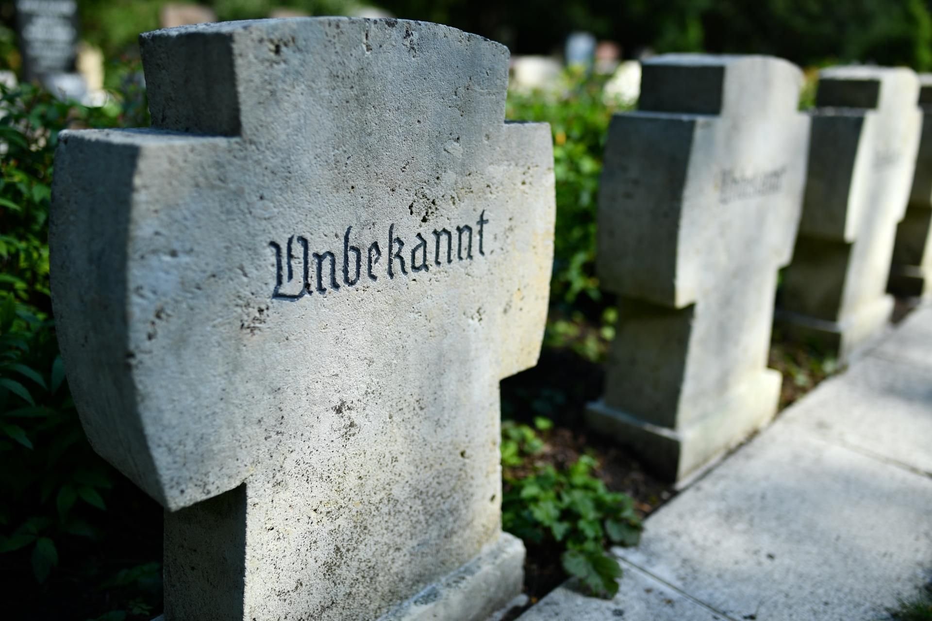 Ein Grabstein mit der Aufschrift „Unbekannt“. (Symbolbild)