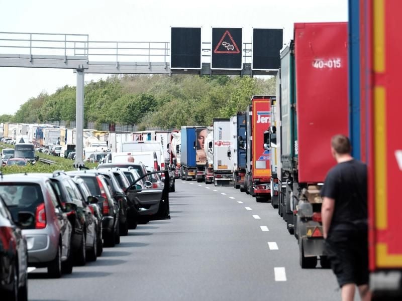 Geraten Autofahrer in einen Stau, haben sie die Pflicht, sofort an eine Rettungsgasse zu bilden. Foto: Peter Steffen/dpa