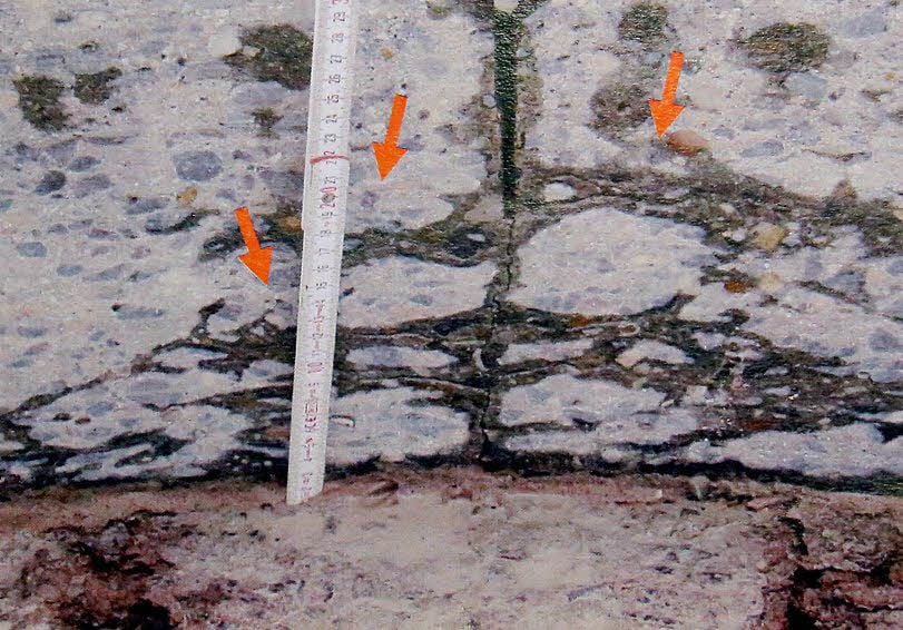 Schalenrisse in einer von „Betonkrebs“ befallenen Asphaltdecke.