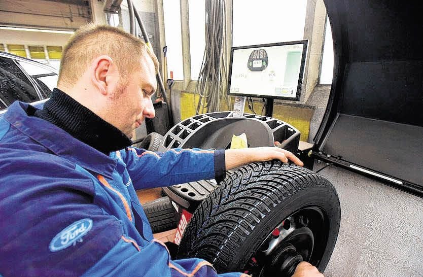 Karsten Busch vom Ford-Autodienst Weißenfels wechselt Reifen.