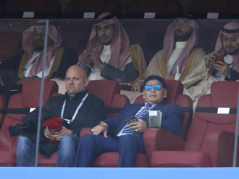 Fand erst über Umwege zu seinem Platz beim WM-Eröffnungsspiel: Diego Maradona (r). Foto: Hassan Ammar