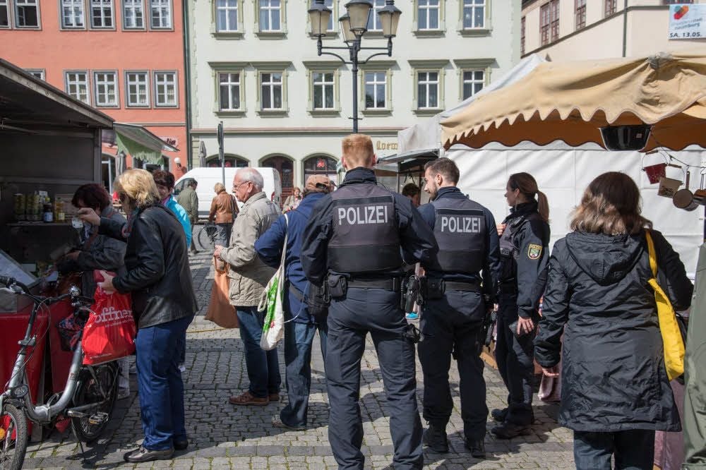 Polizisten auf dem Marktplatz in Naumburg