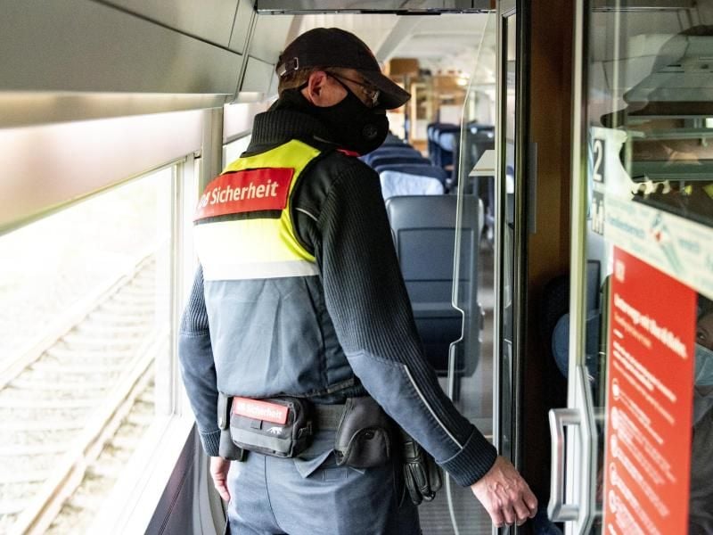 Ein Mitarbeiter der DB-Sicherheit kontrolliert in einem ICE, ob die Fahrgäste einen Mund-Nase-Schutz tragen. Foto: Axel Heimken/dpa