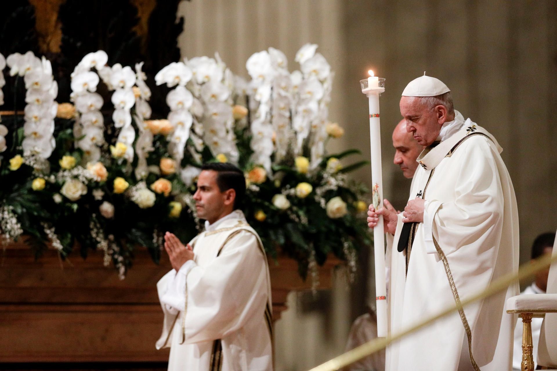 Papst Franziskus in der Osternacht
