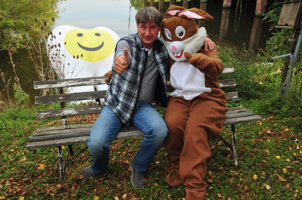 Ex-Programmchef im „Turm“, Konzertveranstalter, Zahnarzt und nun auch noch Regisseur: Roger Barz mit seinem Hasen
