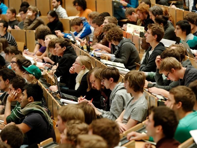 Studenten sollten sich zu Studienbeginn überlegen, ob sie privat oder gesetzlich krankenversichert sein wollen. Foto: Peter Kneffel/dpa