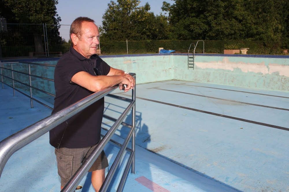 Bürgermeister Reinhard Schinke vor fünf Jahren in dem vom Hochwasser zerstörten Freibad in Alsleben.
