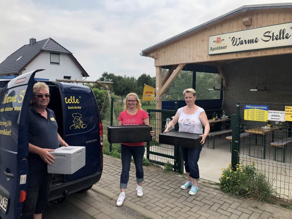 Inhaber Jens Herold mit belädt mit seinen Mitarbeiterinnen Kathleen Jung-Ruf und Jacqueline Reuschel das Auto.