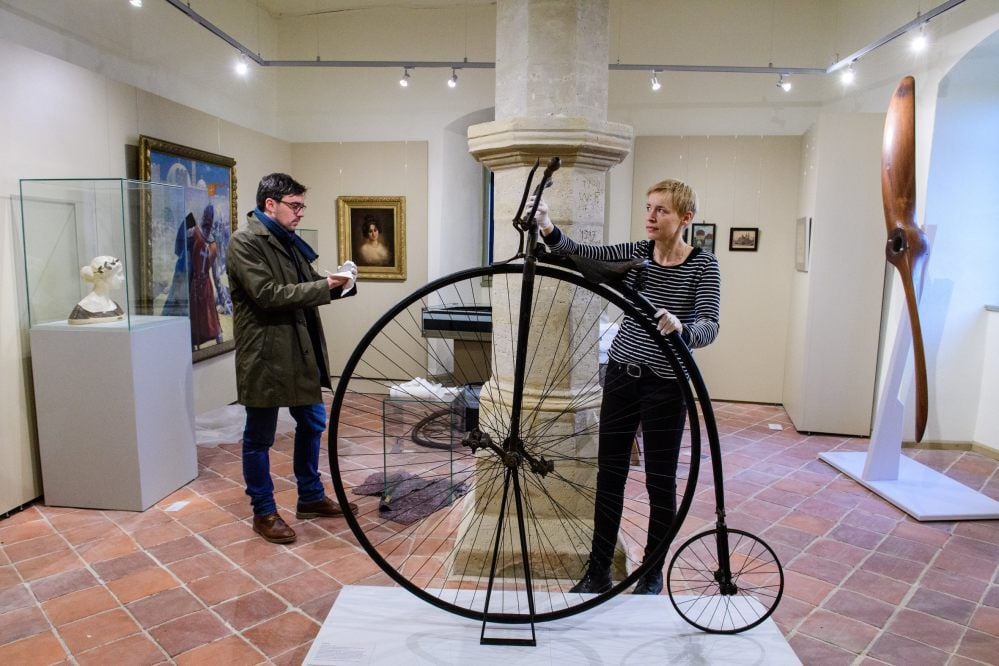Kuratorin Ellen Keindorff und Kunsthistoriker Philipp Jahn bereiten die neue Sonderschau vor - hier im Kabinett nahe dem Weinmuseum.