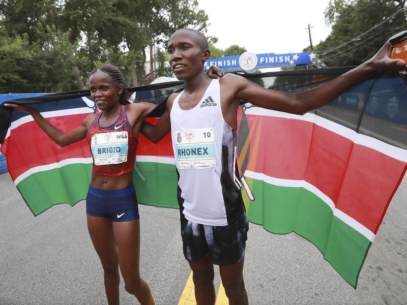 Stellte in Valencia einen neuen Weltrekord auf: Rhonex Kipruto (r). Foto: Curtis Compton/Atlanta Journal-Constitution/AP/dpa