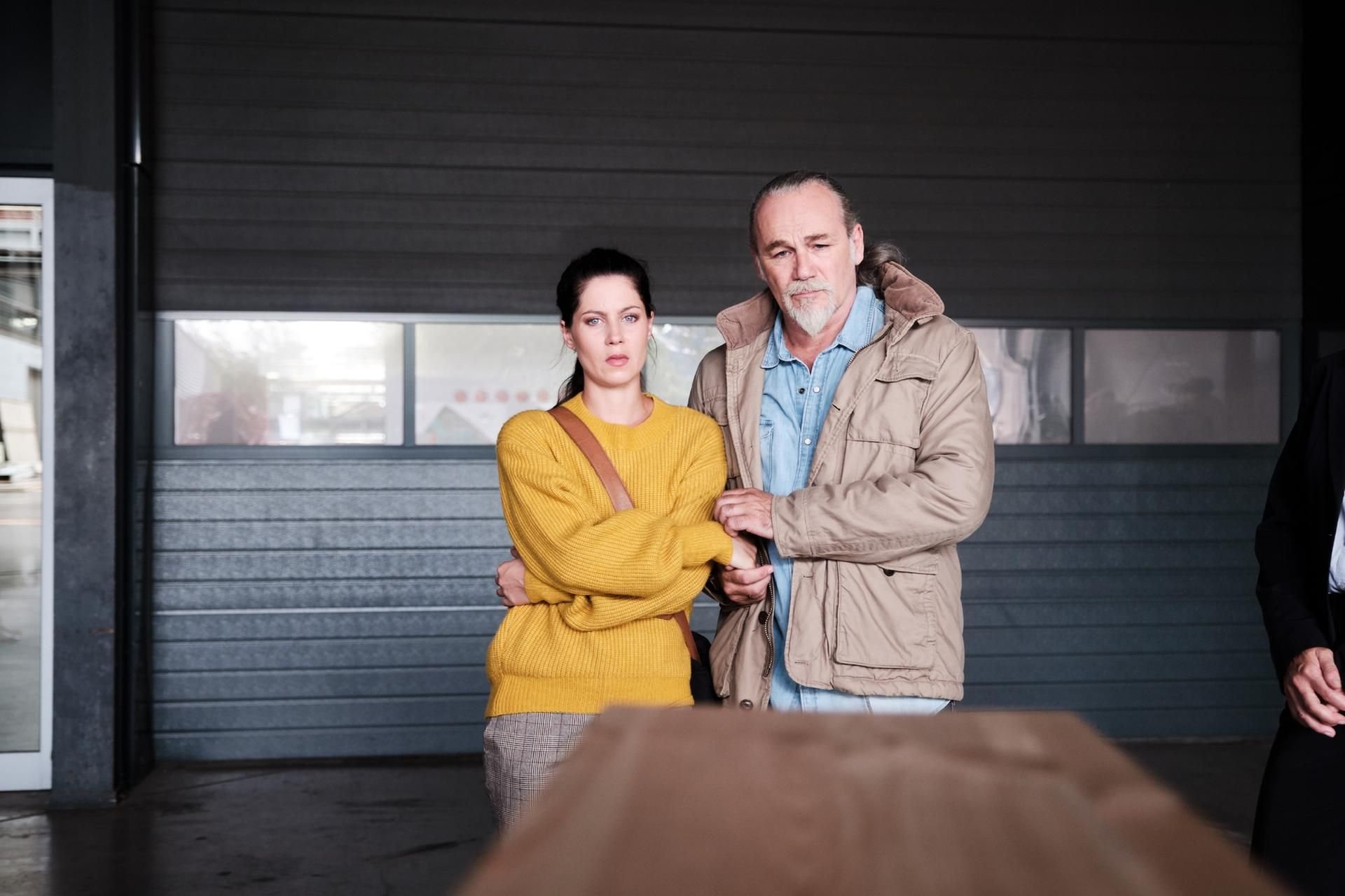 „Unter uns“ - Rückkehr im Sarg: Robert (Luca Maric) und Sina (Valea Scalabrino) sind schockiert vom plötzlichen Tod Irene Weigels.