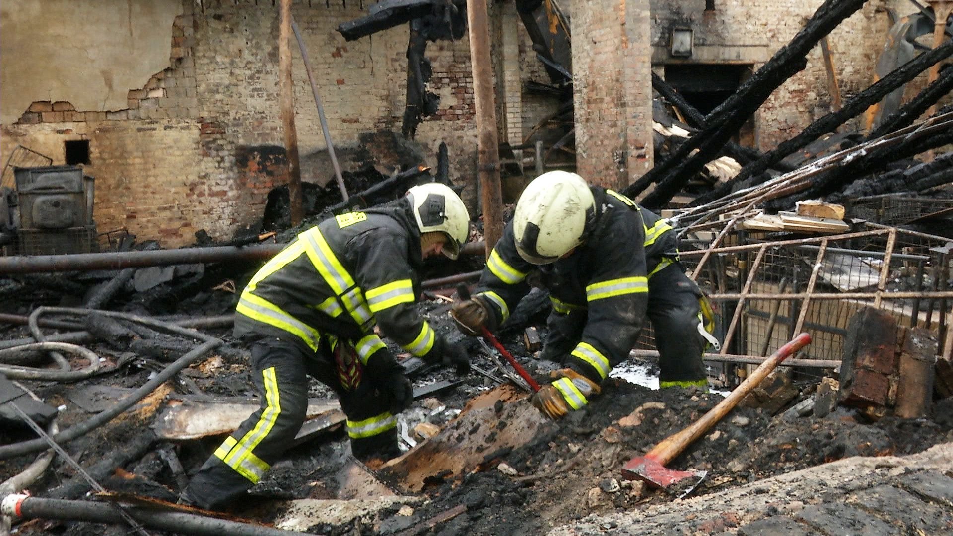 Aufräumarbeiten nach dem Feuer