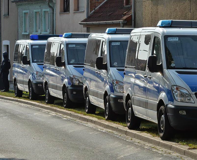 Vier Polizeifahrzeuge parken Auf dem Graben in Aschersleben