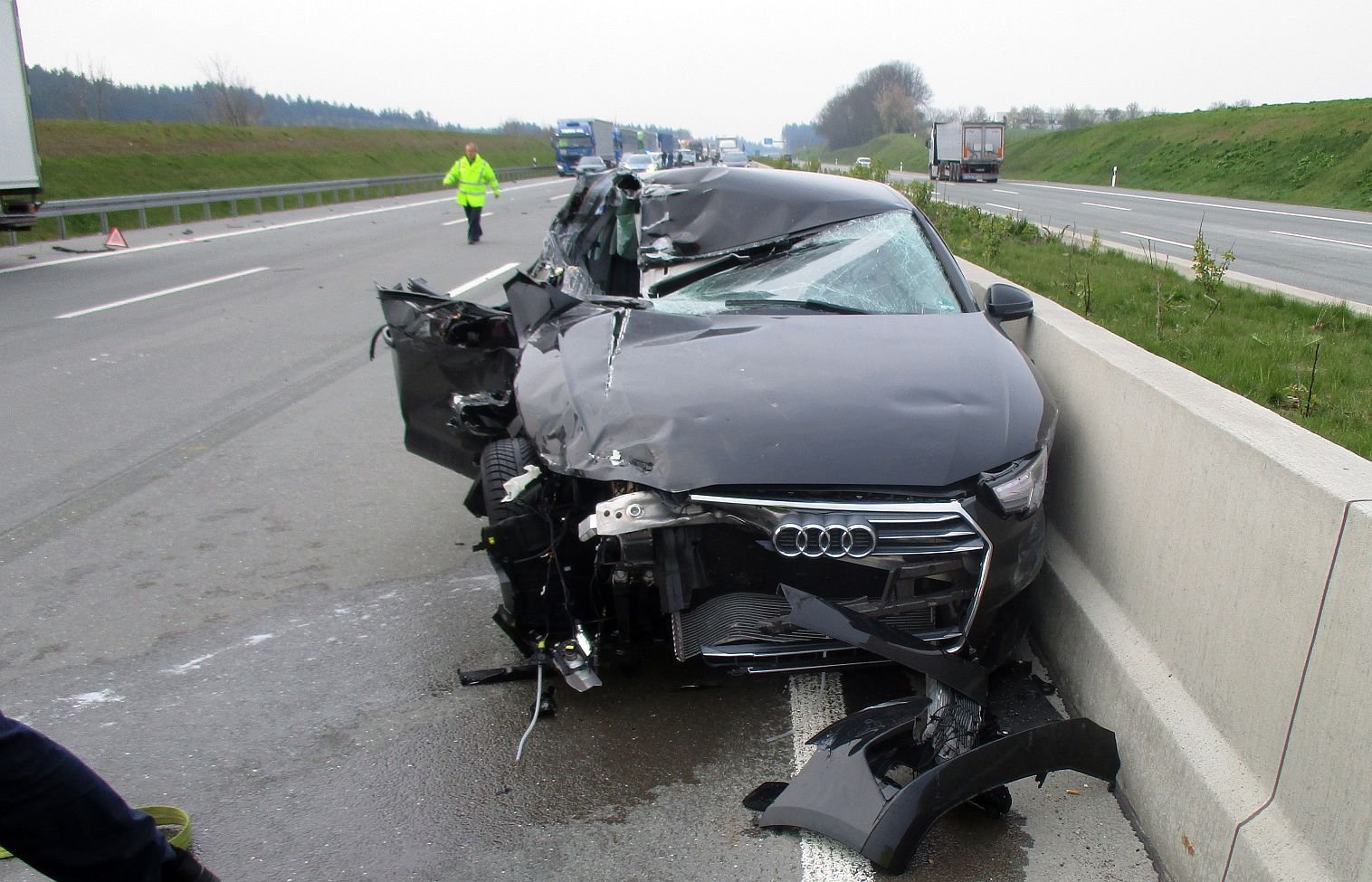 Das Fahrzeug fuhr auf einen Lkw auf.