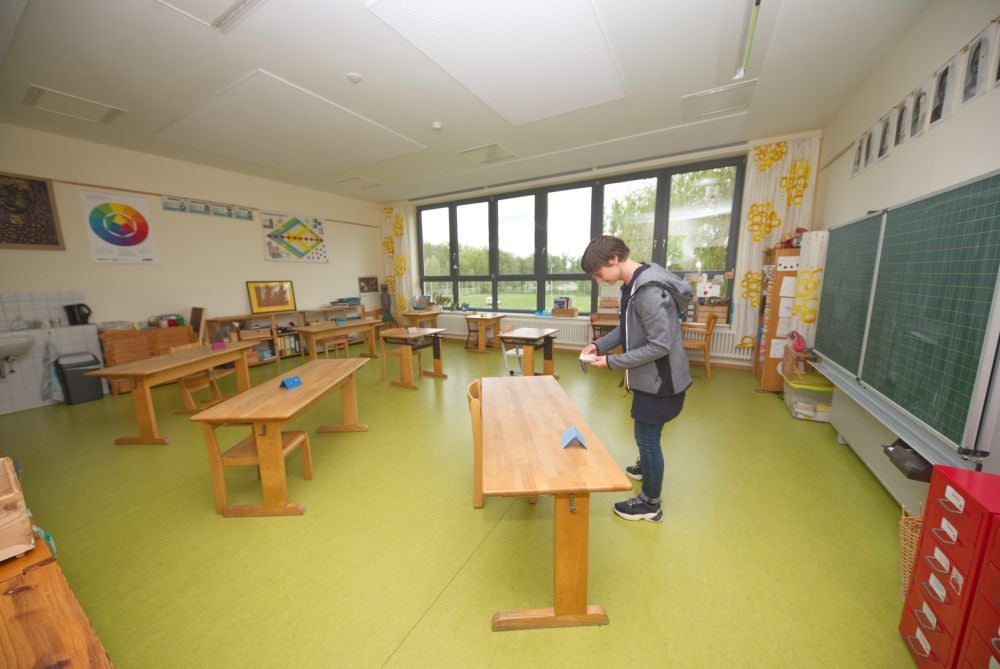 Vorbereitungen für den Schulneustart in der Ganztagsschule Neinstedt. Lehrerin Brit Domis bereitet einen Klassenraum vor.