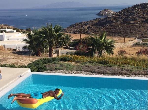 Fußballspieler Jerome Boateng relaxt im Urlaub am Pool.