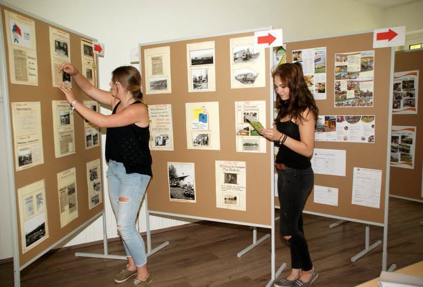 Noch bis zum 7. August ist in der Jugendherberge Kretzschau die Ausstellung aus Anlass des 40-jährigen Bestehens zu sehen. Anne Jacqueline Förster (li.) und Marie Pechmann vervollständigen sie mit Fotos der Besucher.