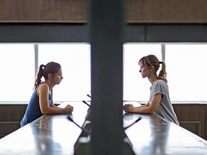 Feindinnen: Leah (Katherine Kelly, r) und Rose (Molly Windsor). Foto: ARD Degeto/Two Brothers Pictures/dpa