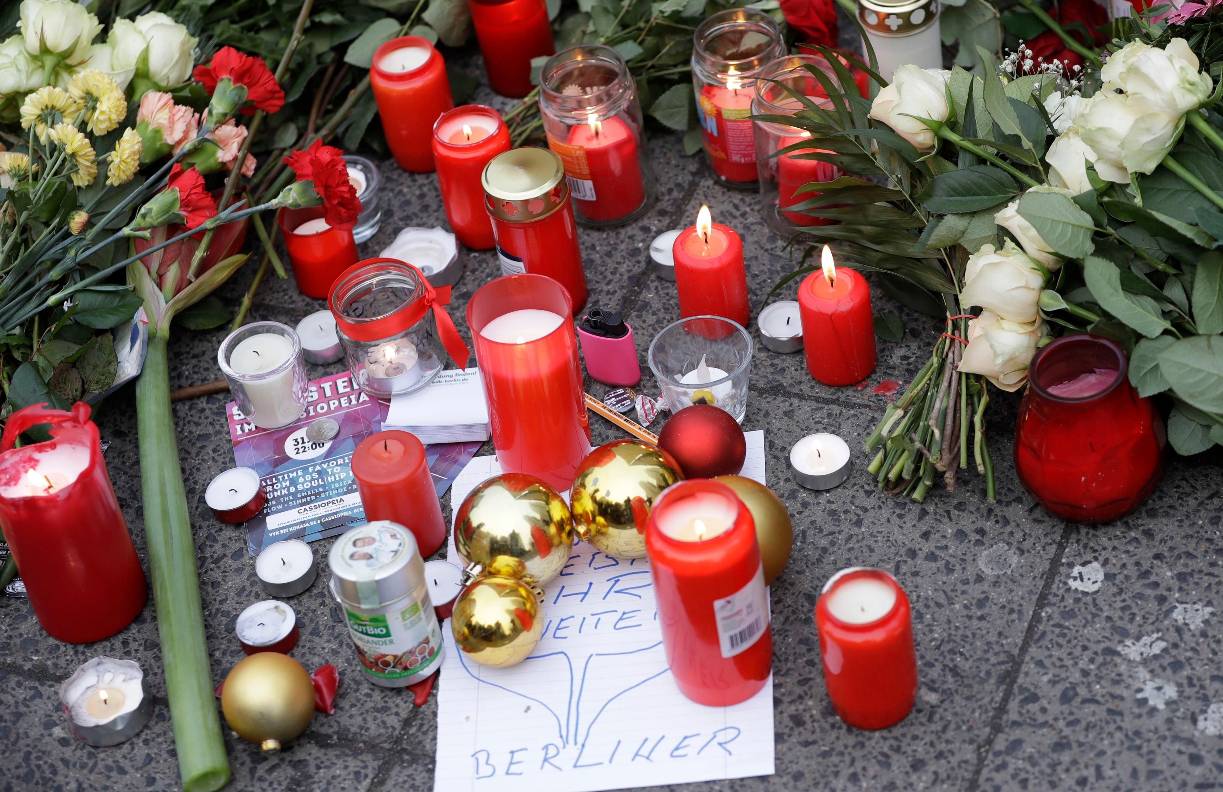 Blumen und Kerzen liegen am Dienstag am Unglücksort.
