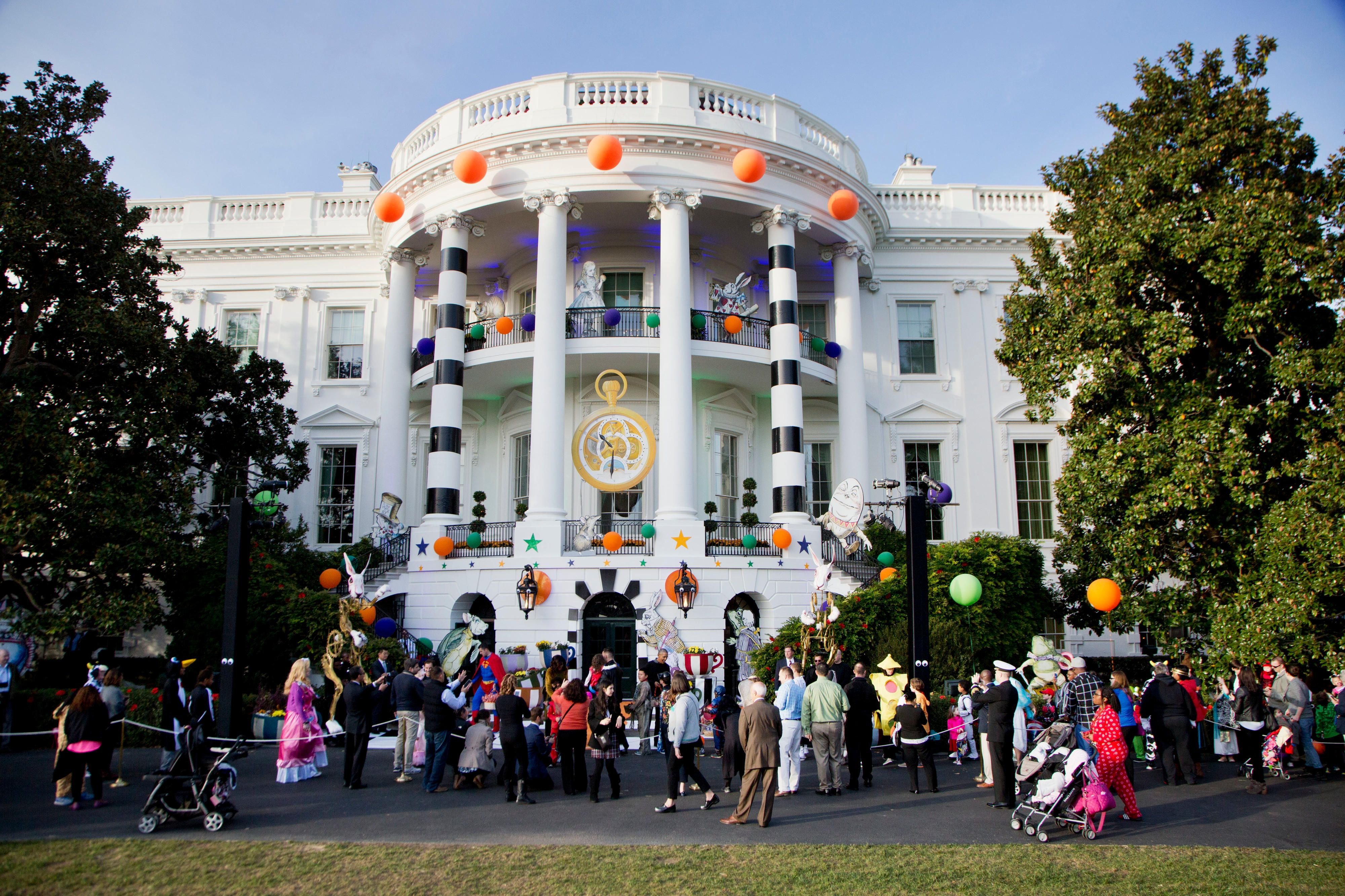 Noch-Präsident Barack Obama und Michelle Obama begrüßten an Halloween zahlreiche Gäste im Weißen Haus.