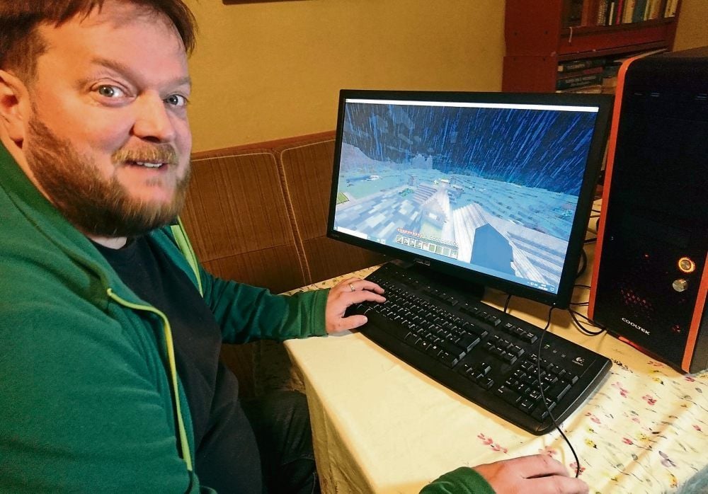 Gerold Peetz am heimischen Rechner. Gemeinsam mit Jugendlichen erstellt er eine virtuelle Stadt.