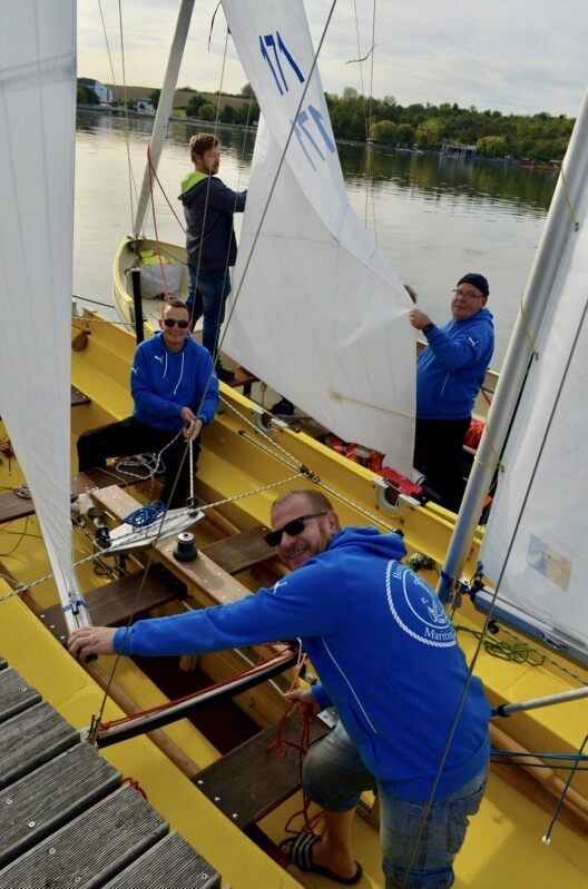 Das Bernburger Kutter-Team um Marian Haft (vorn) takelt sein Boot auf.