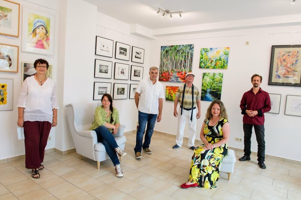 Anita Wolff, Danilo Böhme, Michael Dyroff und Matthias Schöneburg (stehend, v. l.) haben eine neue Galerie eröffnet. Zu ihren Mitstreitern zählen „Lou“-Inhaberin Claudia Lange (sitzend, l.) und Pianistin Irina Krümmling.