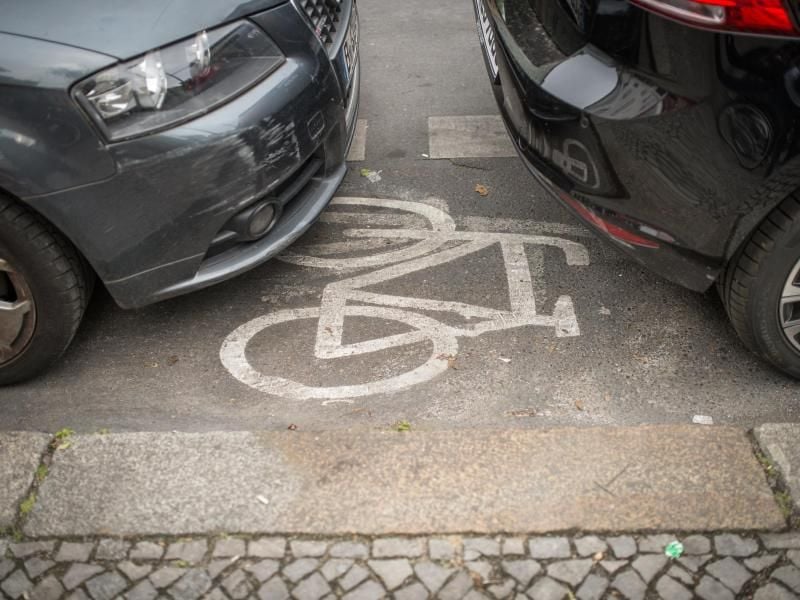 Geparkte Autos stehen auf einem Radweg. Foto: Alexander Heinl/Archiv