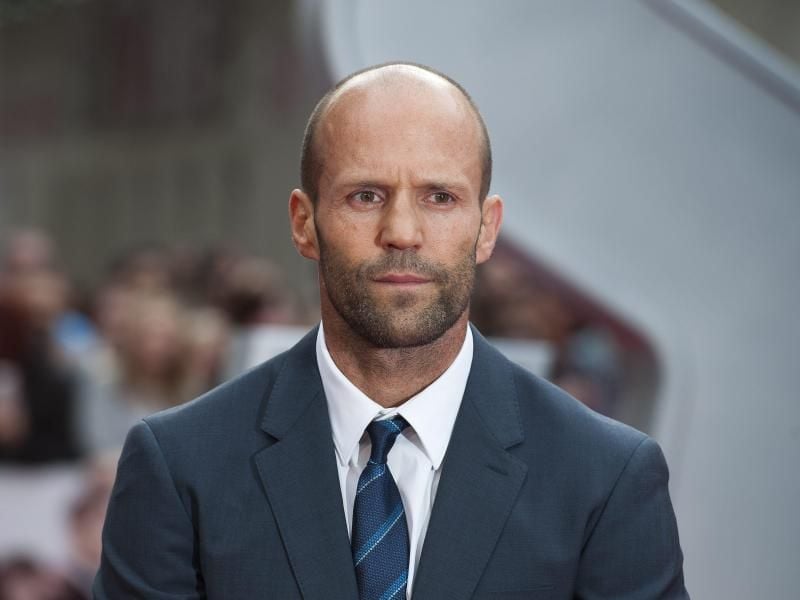 Action-Star Jason Statham punktet bei der #bottlecapchallenge. Foto: Will Oliver/EPA