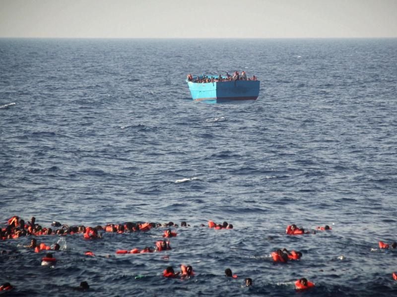 Flüchtlinge treiben vor Libyen im Wasser. Drei Boote waren mit insgesamt rund 1500 Menschen unterwegs. Eines kenterte - viele Menschen bezahlten ihre Flucht mit dem Leben. Foto: Chris Catrambone/MOAS.EU