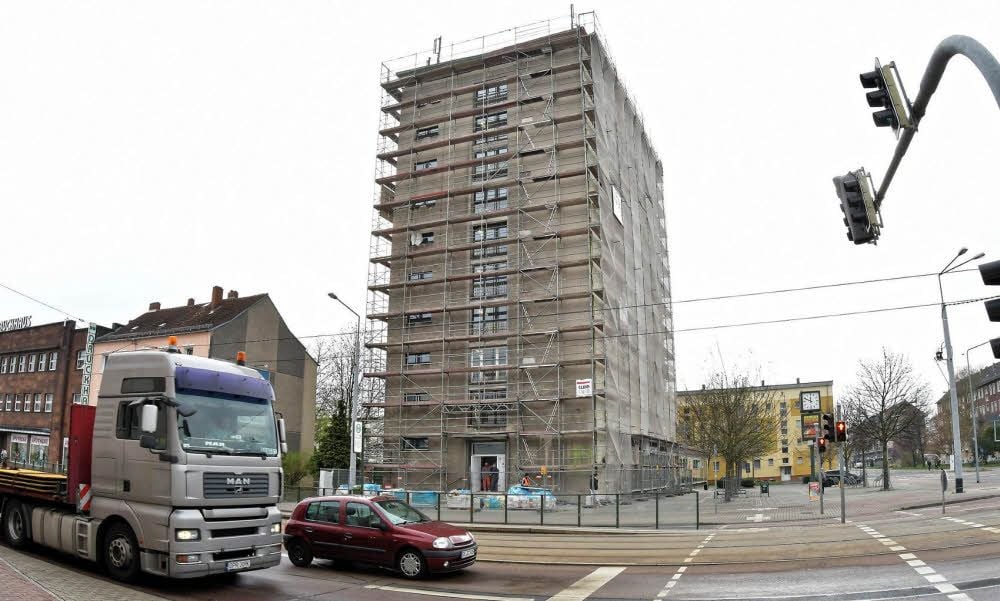 Das ehemalige „Mokka-Milch-Eisbar“-Haus in der Askanischen Straße ist eingerüstet. Innen und außen läuft der Ausbau auf Hochtouren.