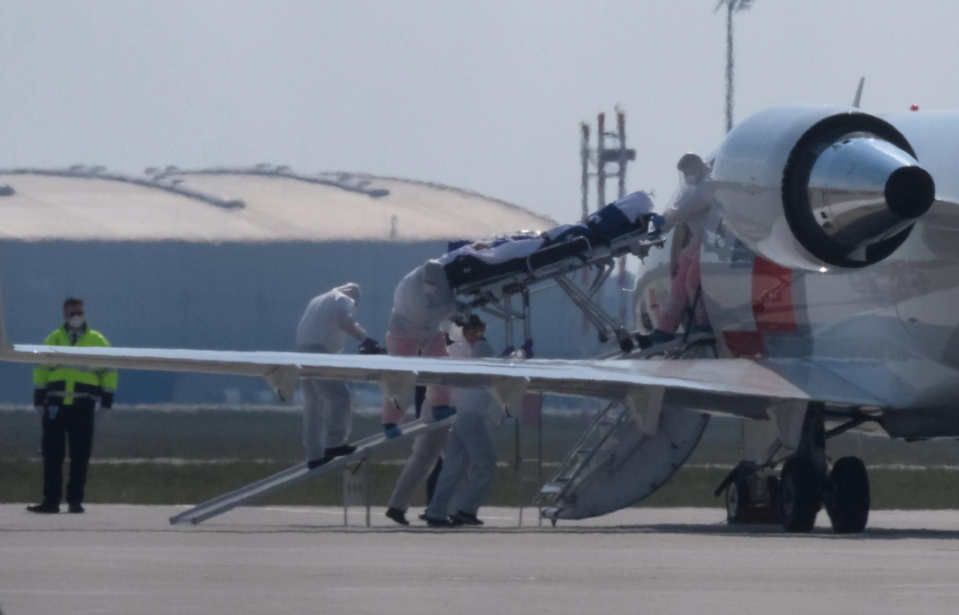 Per Flugzeug wurden hier ein Patient aus Bergamo nach Halle gebracht.