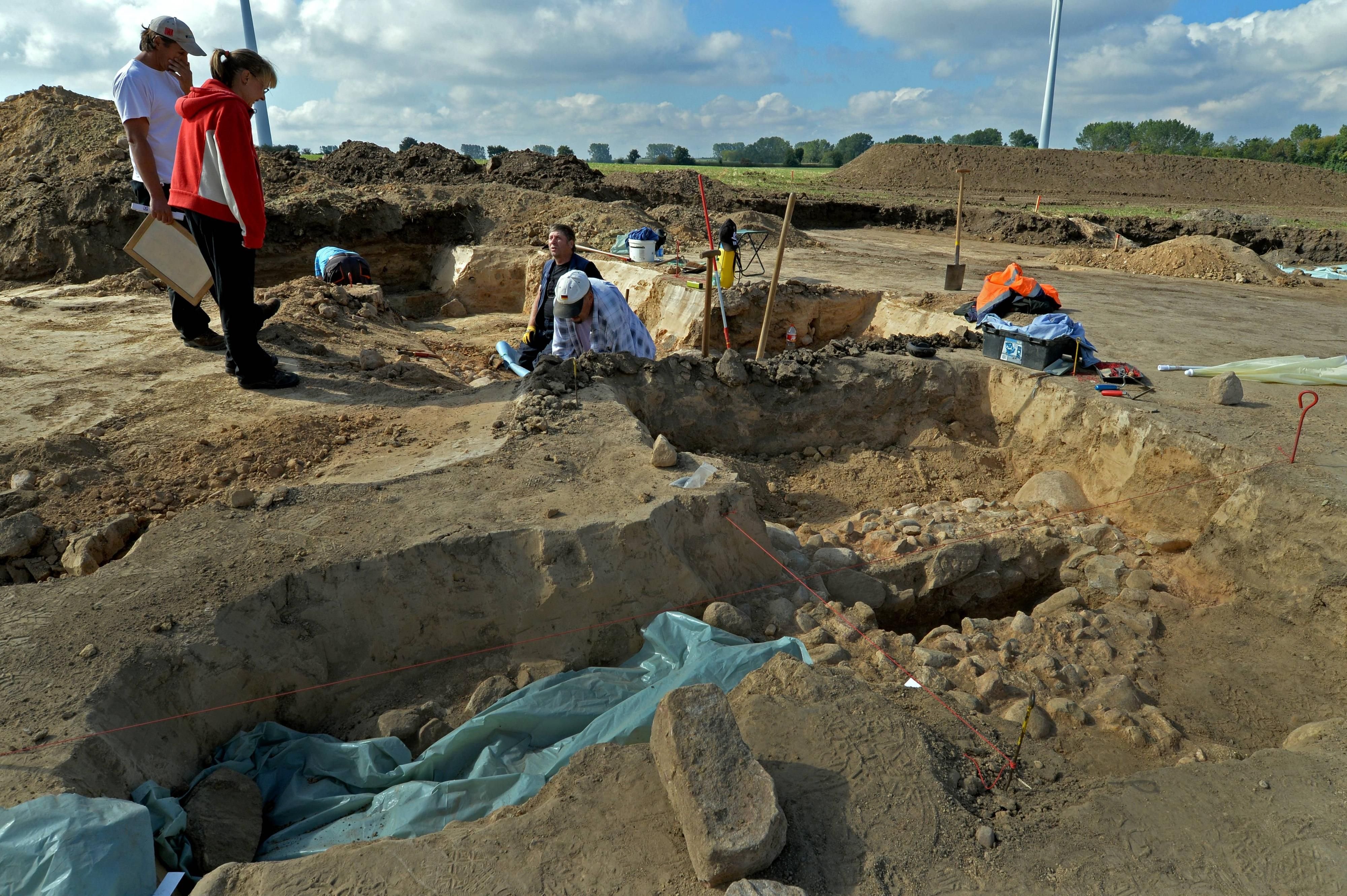 Die Archäologen haben auf dem ehemaligen Friedhof bei Giersleben bisher 23 Gräber freigelegt.