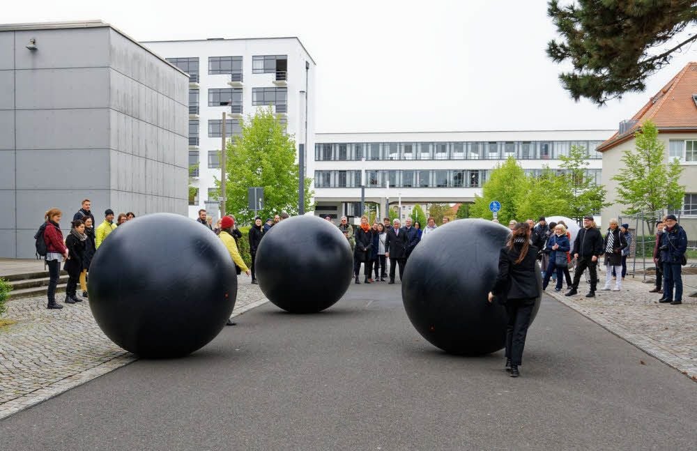 Die drei überdimensionalen Kugeln in der Bauhausstraße.