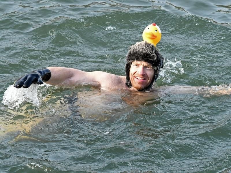 Ein Wasserretter schwimmt in der Donau. Foto: Stefan Puchner