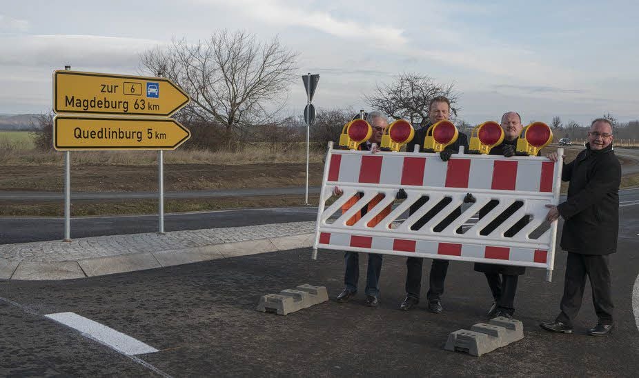 Symbolische Verkehrsfreigabe durch Uwe Lankammer, Ulrich Thomas, Thomas Webel und Frank Ruck (v.l.).