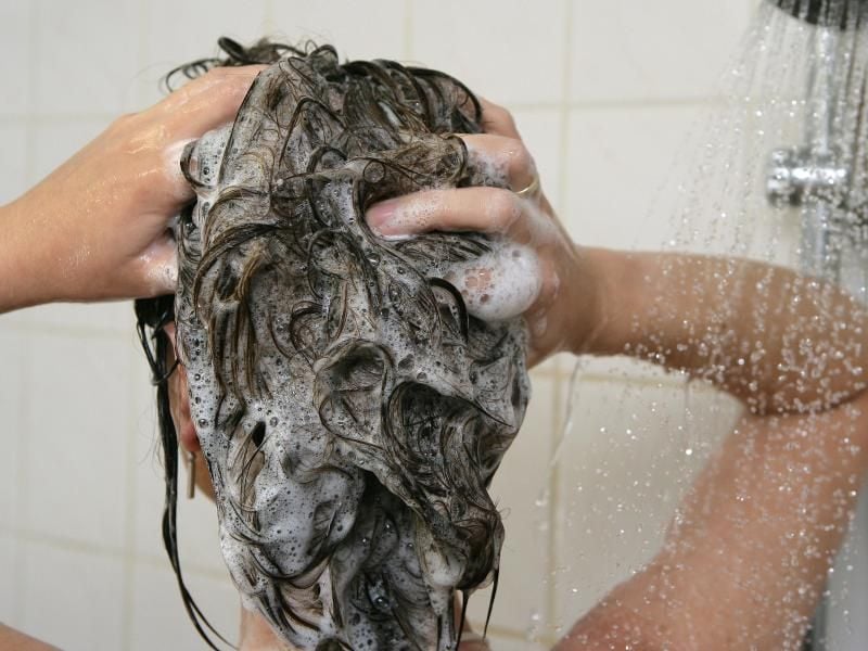 Glycerin ist häufig in Shampoos und Spülungen enthalten. Foto: Patrick Pleul