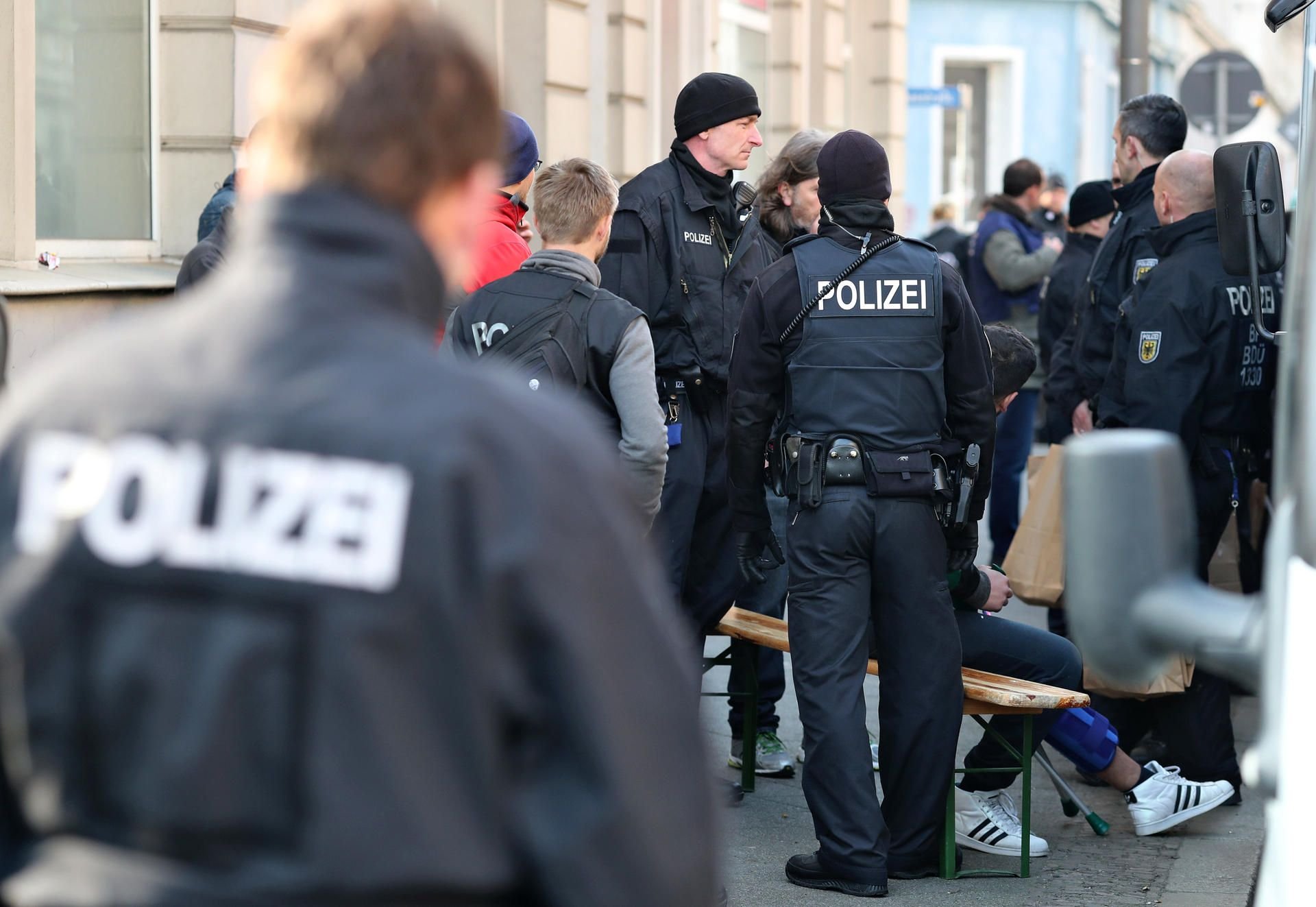 Polizisten stehen vor einem Hostel in Leipzig.