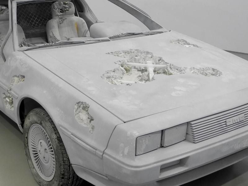 Die Skulptur „Eroded Delorean” von Daniel Arsham. Foto: Johannes Schmitt-Tegge